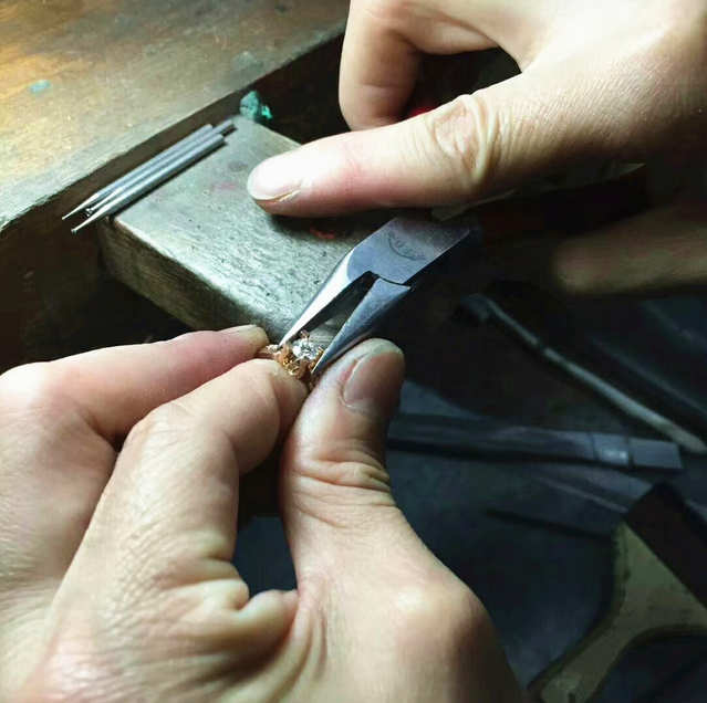  IX puncta de differentia inter adamantes moissanitos et adamantes naturales